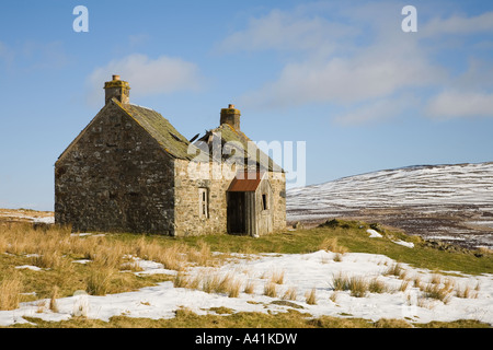 Verlassene und verlassene Ruine croft; verlassenes Bauernhaus aus Stein – Wintermoorland an der Blair Atholl Road, Pitlochry Schottland Großbritannien Stockfoto