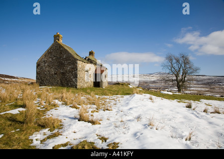 Einsamen und verlassenen baufälligen ruiniert Bauernhaus, einstöckige Häuser auf Moor im Winter Schnee nördlichen Pitlochry Schottland Großbritannien Stockfoto