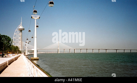 Vasco da Gama Bridge und Seilbahnen in Lissabon Portugal Stockfoto
