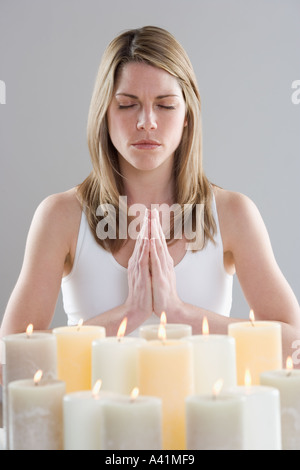 Frau bei Kerzenlicht zu meditieren Stockfoto