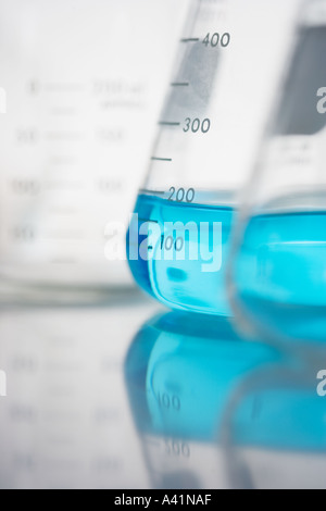 Chemikalien im Becher Stockfoto