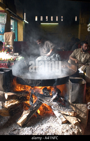 Braten von Fleisch in einem Straßenseite Restaurant in Peshawar, Pakistan Stockfoto