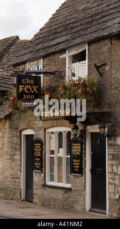 Traditionelles englisches Pub in Corfe Castle Village, Dorset, England Stockfoto