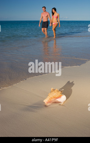 Paar zu Fuß den Strand Stockfoto