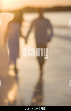 Paar am Strand spazieren Stockfoto