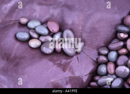 Glatte farbige Granit Kies und Felsen am Strand Hurlstone Punkt Somerset England UK Stockfoto