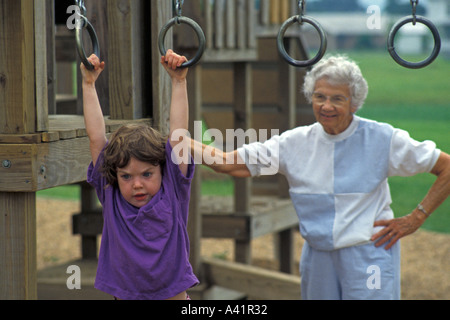 Mädchen auf Spielplatz mit Großmutter Stockfoto