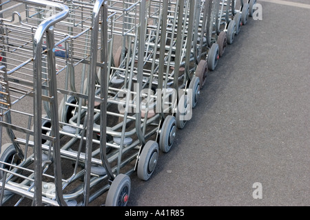 Line-up des Caddys im Freien französischen Flughafen in nantes Stockfoto