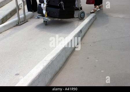 die Menschen verlassen oder Ariving in einem französischen Flughafen in Nantes mit einer Acces-Anlage-Rampe Stockfoto