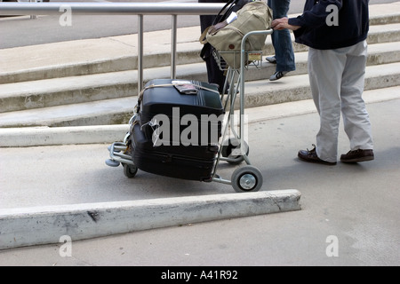 die Menschen verlassen oder Ariving in einem französischen Flughafen in Nantes mit einer Acces-Anlage-Rampe Stockfoto