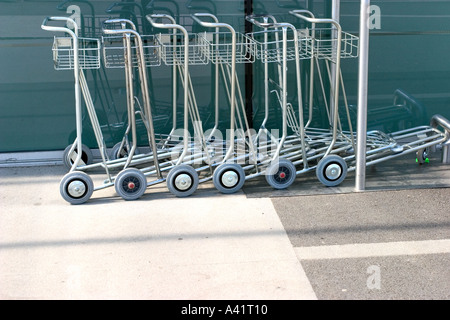 Line-up des Caddys im Freien französischen Flughafen in nantes Stockfoto