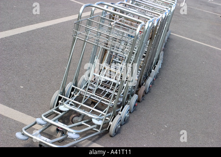 Line-up des Caddys im Freien französischen Flughafen in nantes Stockfoto