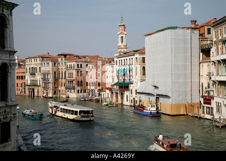 Tour-Bootsverkehr in Venedig am Canal Grande in der Nähe der Rialto-Brücke Stockfoto