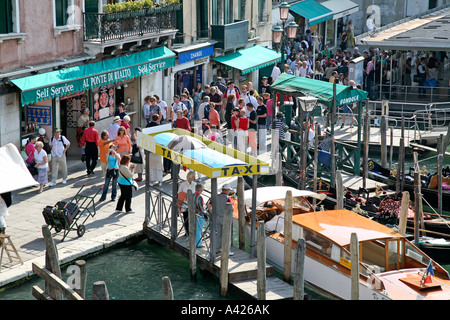 Wassertaxi in Venedig in der Nähe der Rialto-Brücke in der Schlange warten auf Touristen Stockfoto