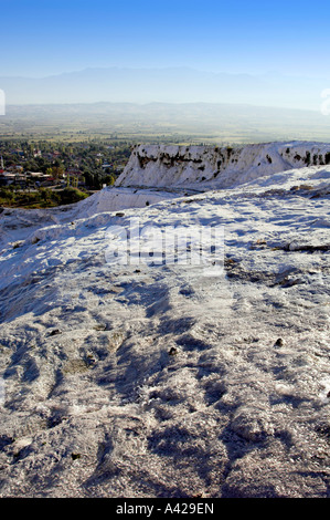 Trockenen Travertin-Pools in den Hang bei Pamukkale-Türkei Stockfoto