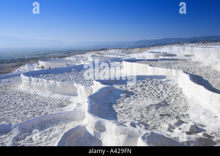 Trockenen Travertin-Pools in den Hang bei Pamukkale-Türkei Stockfoto