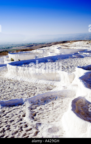 Trockenen Travertin-Pools in den Hang bei Pamukkale-Türkei Stockfoto