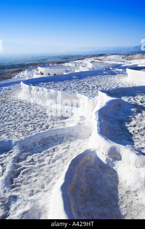 Trockenen Travertin-Pools in den Hang bei Pamukkale-Türkei Stockfoto