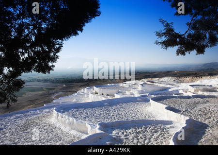 Trockenen Travertin-Pools in den Hang bei Pamukkale-Türkei Stockfoto