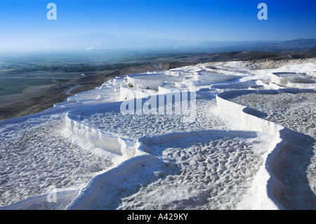 Trockenen Travertin-Pools in den Hang in Pamukkale, Türkei Stockfoto