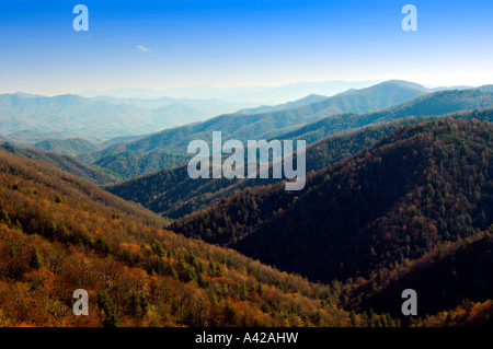 Geschichteten Gebirge die Smokies bei Sonnenaufgang von Ober Galtlinburg über Gatlinburg, Tennessee, USA. Stockfoto