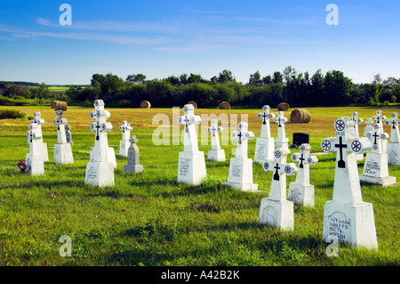 Der Friedhof mit weißen Kreuze an der St. Peter und Paul Ukrainische orthodoxe Kirche in der Nähe von Insinger Saskatchewan Kanada Stockfoto