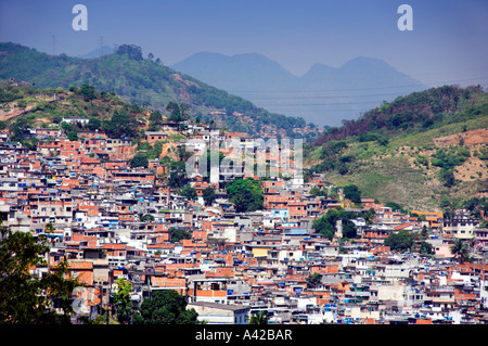 Die Favellas Elendsvierteln an den Berghängen umgeben die Kirche Nossa Senhora da Penha de Franca in Rio De Janeiro Brasilien Stockfoto