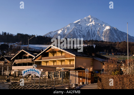 Der Schweiz Thunersee Faulensee im Winter Berg Niesen chalets Stockfoto