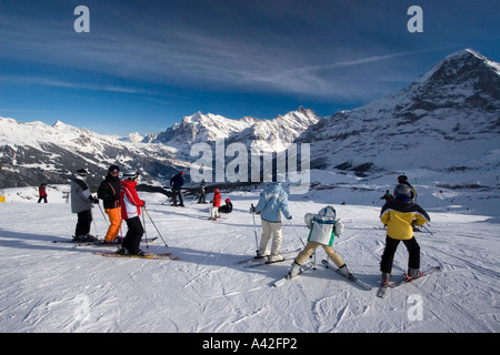 Schweiz Berner Alpen Mount Maennlichen Skifahren und Snowboarden Piste Beautifil Blick zum Mount Eiger Moench Jungfrau Stockfoto