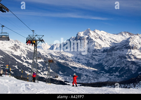 Schweiz Berner Alpen Mount Maennlichen Skifahren und Snowboarden Piste Beautifil Blick zum Mount Eiger Moench Jungfrau Stockfoto