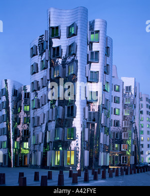 Düsseldorf futuristische Gebäude vom Architekten Frank O Gehry Neuer Zollhof Medienhafen Stockfoto