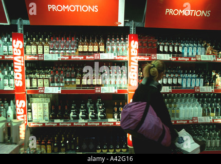 Duty free Zigaretten Parfüm Tabak auf Verkauf Luft Seite Flughafen Gatwick BAA British Airports Authority London UK Europa BAA britisc Stockfoto