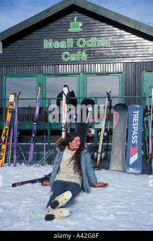 Skifahrer vor Café in Glenshee Skigebiet Schottland Stockfoto