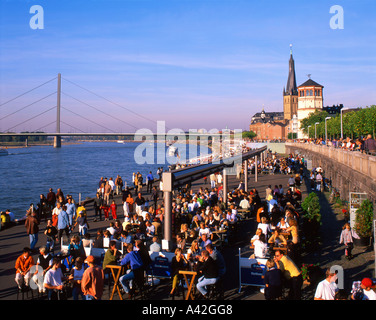 Düsseldorf überfüllt Rheinpromenade im Sommer Stockfoto