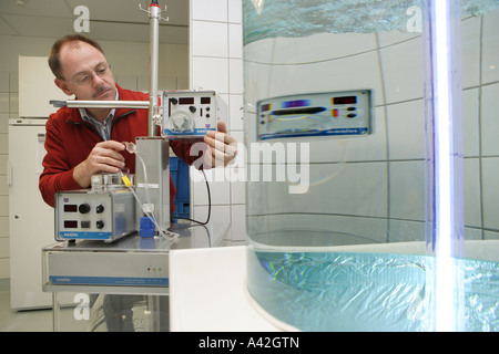 Medizin-Techniker bei der Wartung von Dialyse-Geräten in das Dialysezentrum im Dominikus Krankenhaus Stockfoto