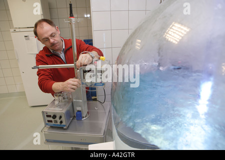 Medizin-Techniker bei der Wartung von Dialyse-Geräten in das Dialysezentrum im Dominikus Krankenhaus Stockfoto