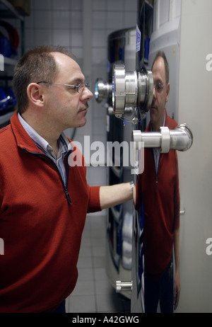 Medizin-Techniker bei der Wartung von Dialyse-Geräten im Dialysezentrum Stockfoto