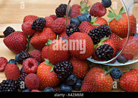 Auswahl an bunten frischen Bio-Beeren hautnah Stockfoto