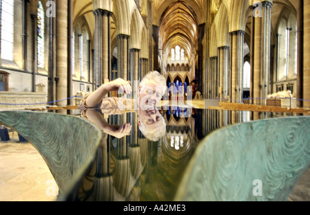 Erstellen eine Schriftart für 21. Jahrhundert Taufe im Hauptschiff der Kathedrale von Salisbury