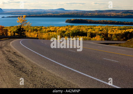 Aspen Wald und Hwy 17 in der Nähe von Lake Superior, Rossport, Ontario, Kanada Stockfoto