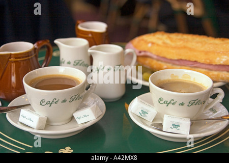 Paris St Deutsch Cafe de Flore Tisch mit Café Crème und sandwich Stockfoto