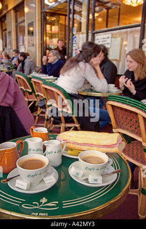 Paris St Deutsch Cafe de Flore Tisch mit Café Crème und sandwich Stockfoto