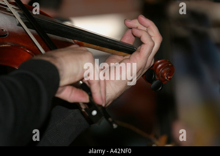 Musiker, die bei einer privaten Veranstaltung unterhaltsam Stockfoto