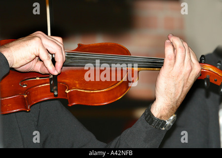 Musiker, die bei einer privaten Veranstaltung unterhaltsam Stockfoto
