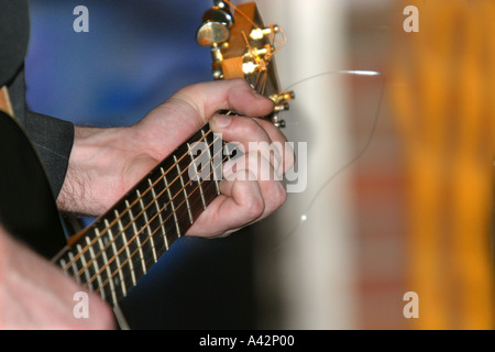 Musiker bei einer privaten Veranstaltung unterhaltsam; Gitarrist Stockfoto