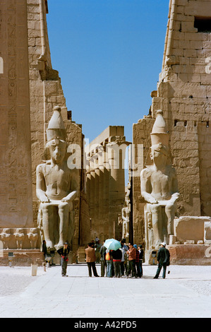 Zwei kolossale Statuen von Ramses ll flankieren den Eingang des großen Tempels in Luxor Stockfoto