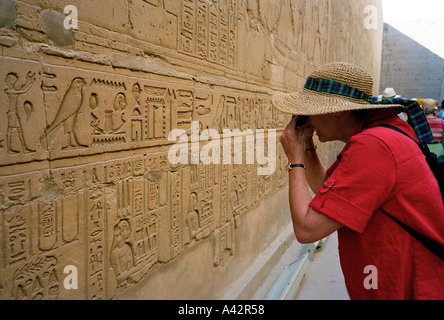 Fotografieren von Reliefs im Zusammenhang mit der Geschichte des Kampfes zwischen Seth und Horus in der Passage des Sieges am Tempel von Edfu Stockfoto