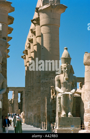 Eine kolossale Statue von Ramses ll am Eingang der Kolonnade des Amenophis Lll im Tempel von Luxor, Ägypten Stockfoto