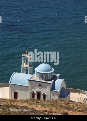 Kirche mit Blick auf die Bucht von Kantouni, Kalymnos Griechenland. Stockfoto