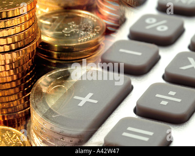 Computer-Tastatur und Euro Münze Haufen Rechnertastatur Und Euro Münzenstapel Stockfoto